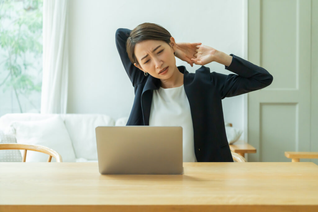 悩んでいる女性の画像