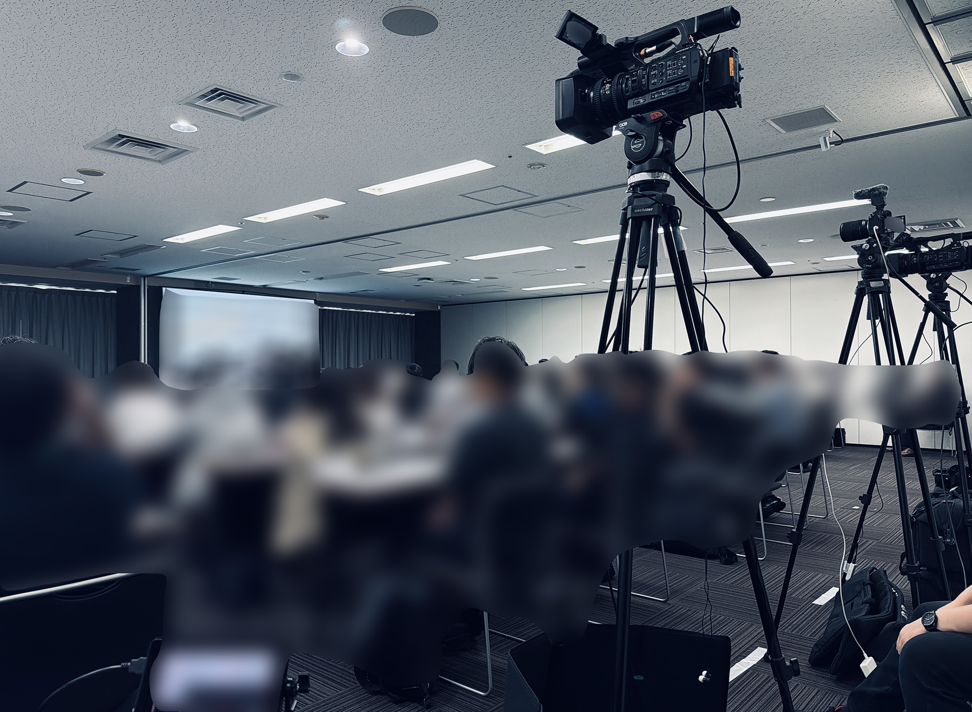 セミナー会場に複数のビデオカメラと三脚を設置した様子